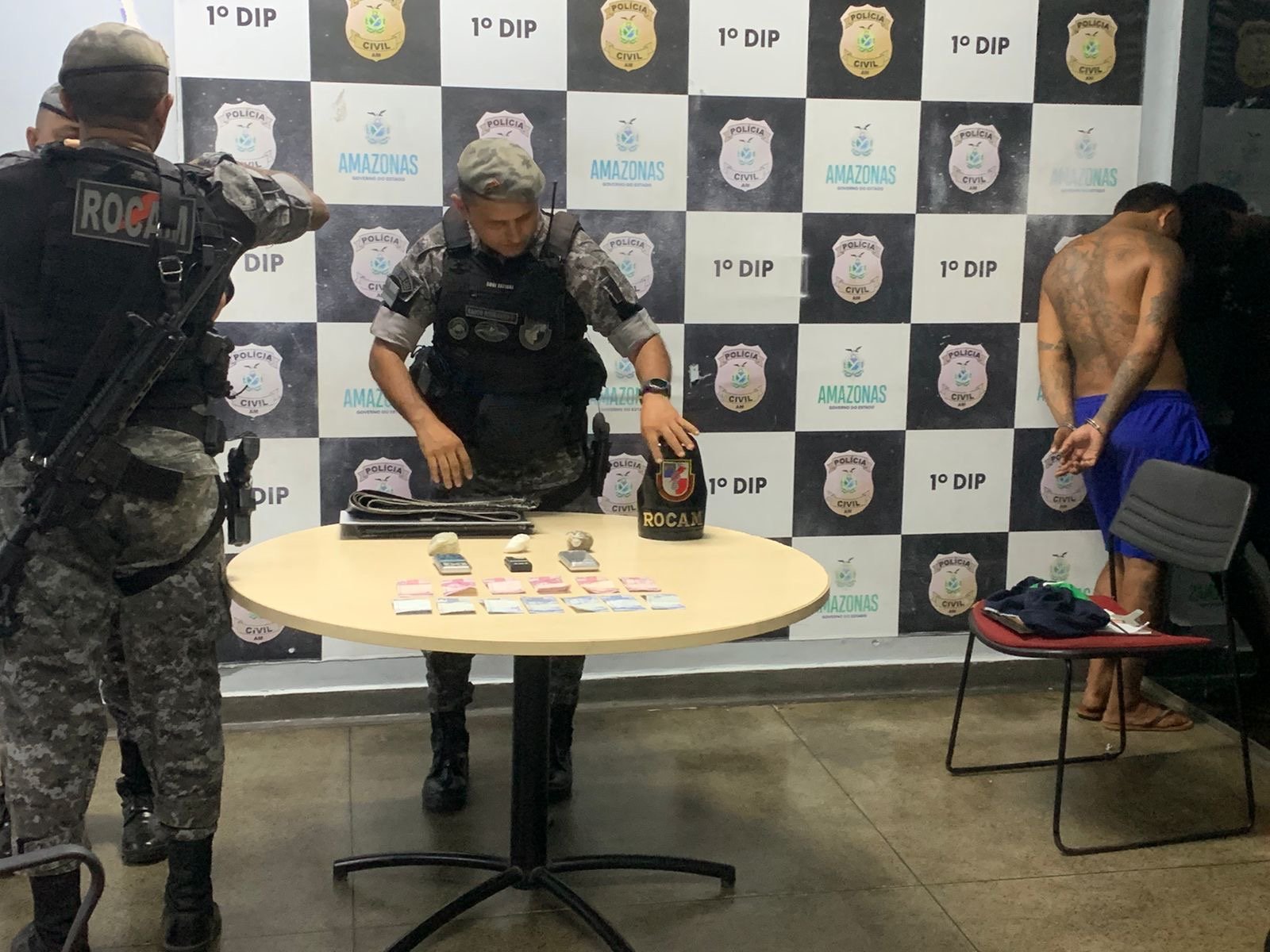 Policiais da Rocam realizam apreensão de drogas e prisão de suspeito no bairro Flores em Manaus.