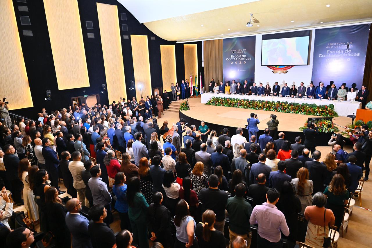 Autoridades reunidas na abertura do ano letivo de 2026 da Escola de Contas Públicas do TCE-AM em Manaus.