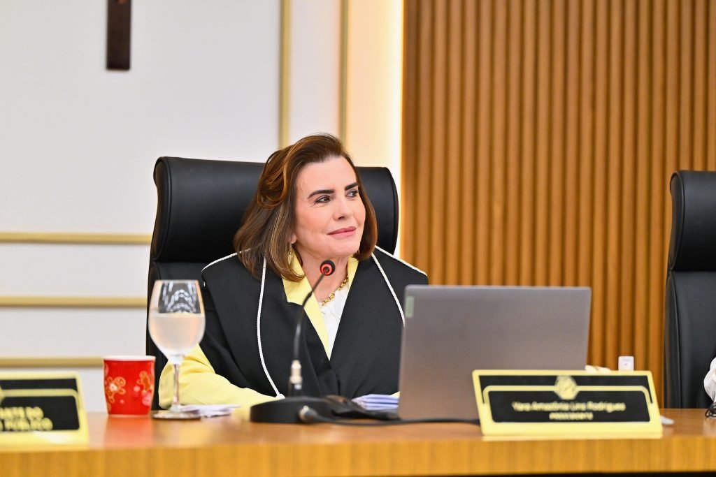 Presidente do TCE-AM Yara Amazônia Lins durante anúncio de plano para celeridade processual.