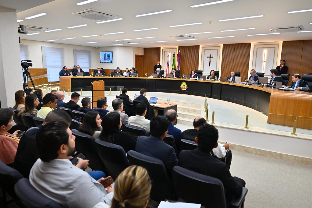 Fachada do Tribunal de Contas do Estado do Amazonas em anúncio sobre modernização e plenário virtual.