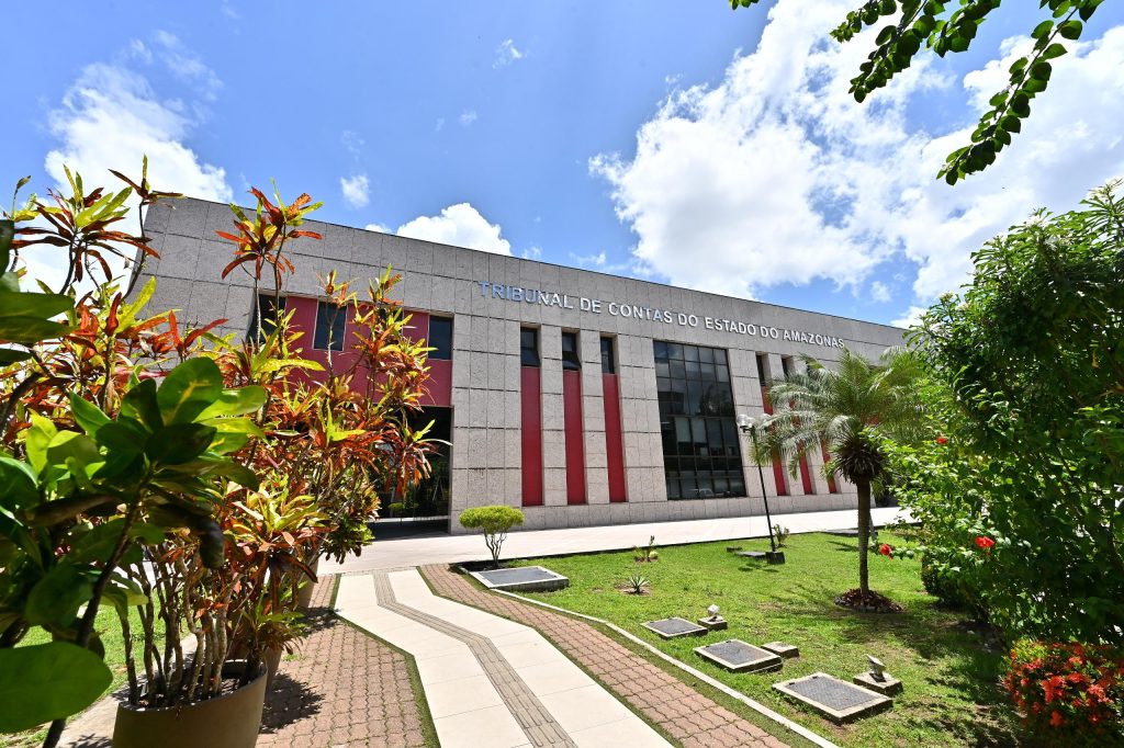 Fachada do tribunal de contas do amazonas simbolizando o alerta aos gestores sobre os prazos de prestação de contas