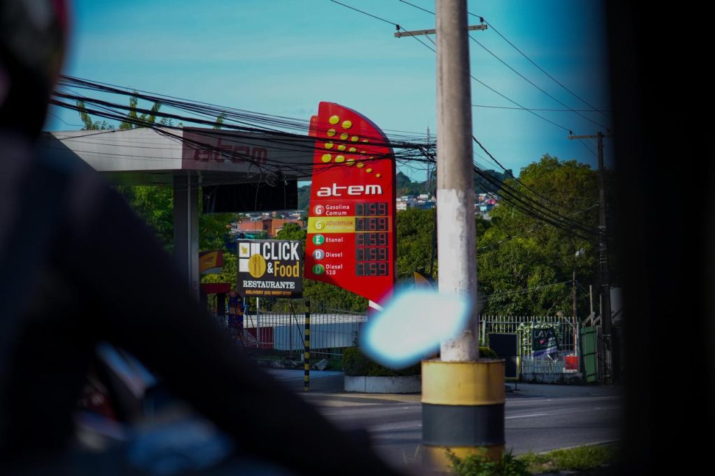 Bomba de combustível em posto de Manaus representando o preço da gasolina após redução da refinaria.