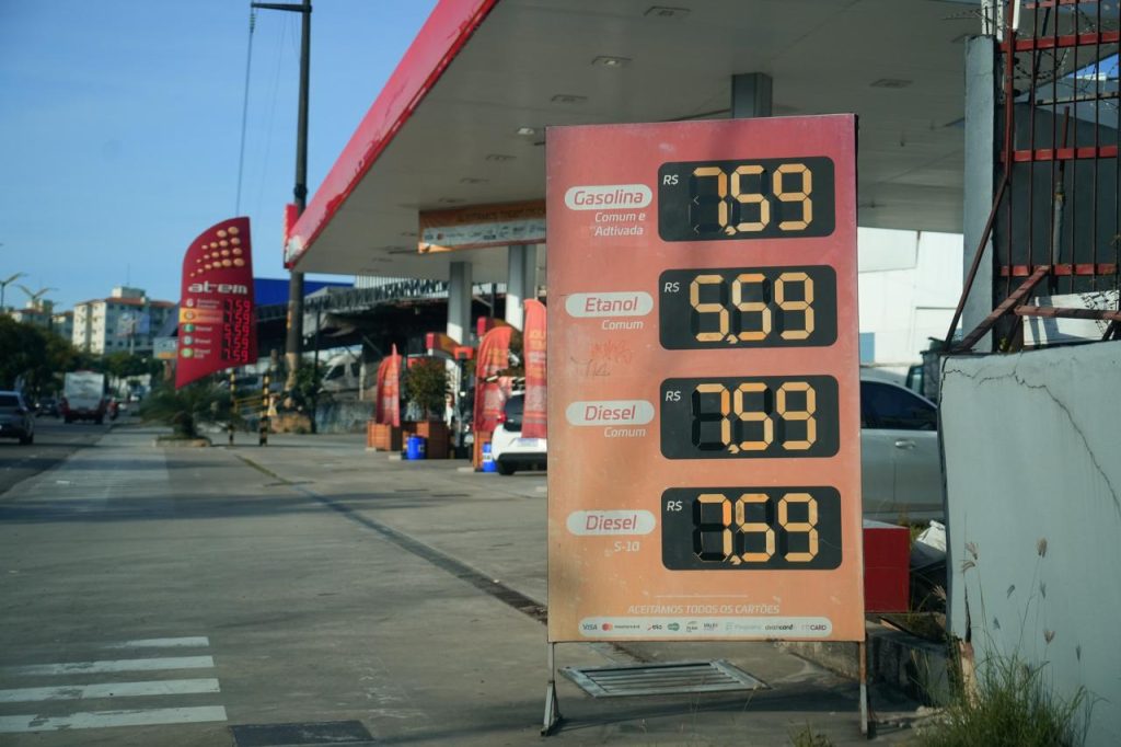 bomba de combustível em posto de manaus durante fiscalização de preços e transparência