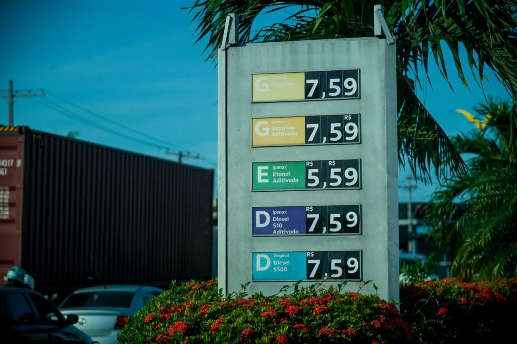 bomba de combustível em posto de manaus durante fiscalização de preços e transparência