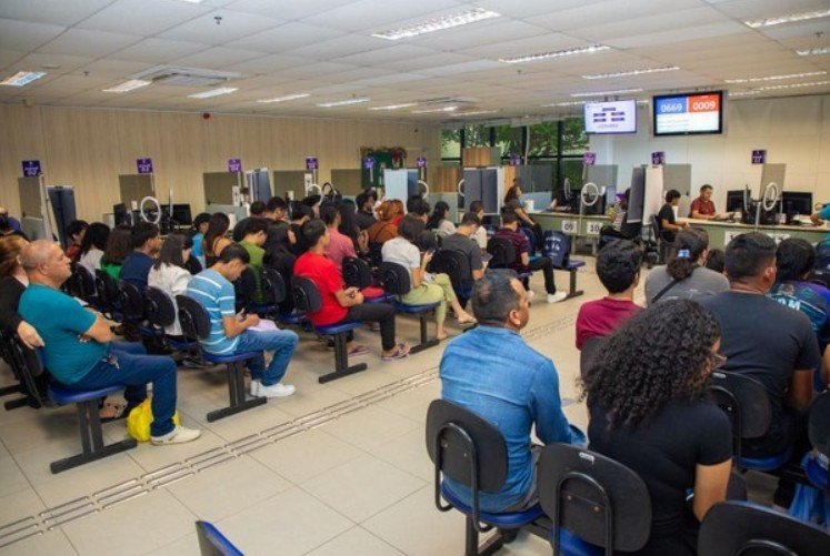 Servidor do TRE Amazonas realizando atendimento para regularização do título de eleitor em posto avançado.