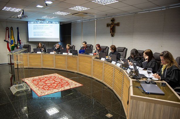 Plenário do Tribunal Regional Eleitoral do Amazonas durante sessão de julgamento de cassação de mandato