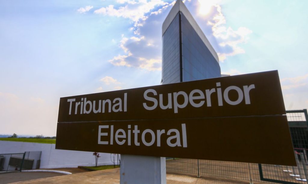 Plenário do Tribunal Superior Eleitoral durante votação de novas normas sobre o uso de inteligência artificial nas eleições de outubro