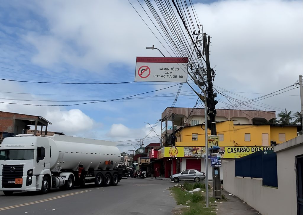 Placa de sinalização de trânsito proibindo a circulação de veículos pesados acima de 16 toneladas no bairro Jorge Teixeira.