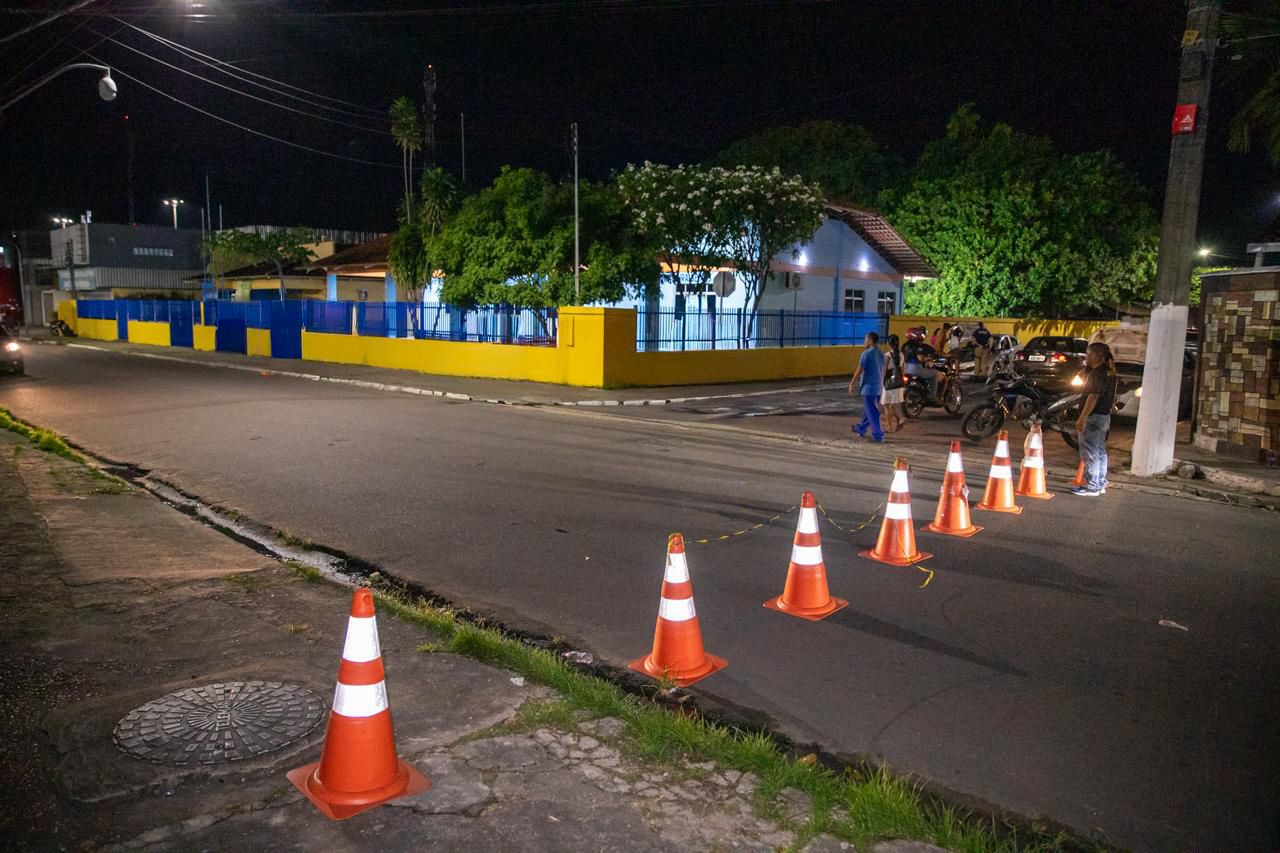 Vista de área urbana em Parintins com sinalização de trânsito para o lançamento do festival 2026 no bumbódromo.