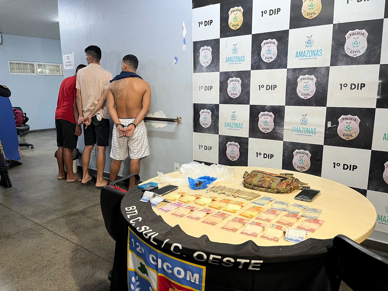Policiais civis e militares durante apreensão de entorpecentes e prisão de suspeitos por tráfico de drogas em Manaus.