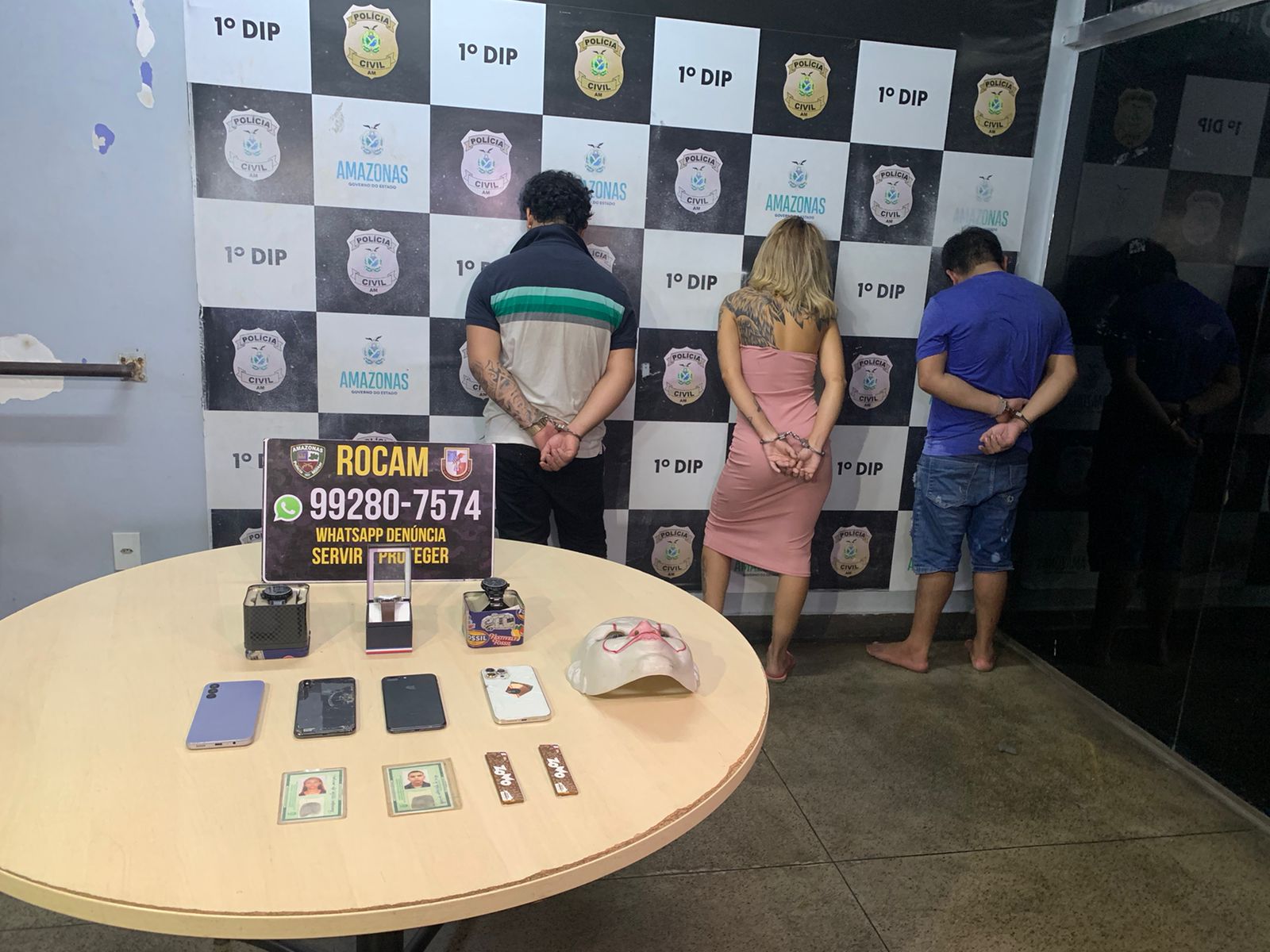 Policiais em Manaus ao lado de veículo apreendido e materiais recuperados após assalto a loja no bairro Adrianópolis.