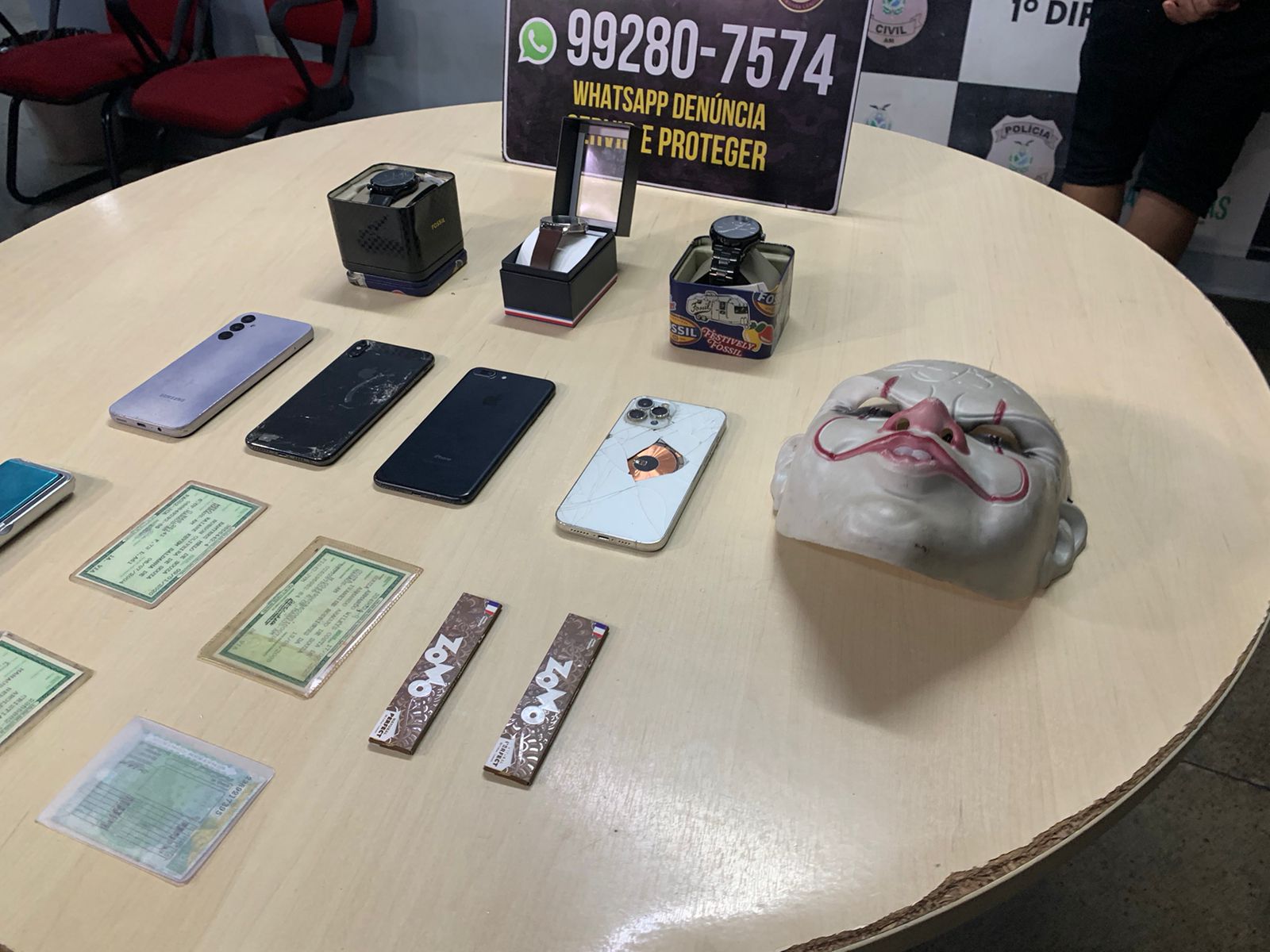 Policiais em Manaus ao lado de veículo apreendido e materiais recuperados após assalto a loja no bairro Adrianópolis.