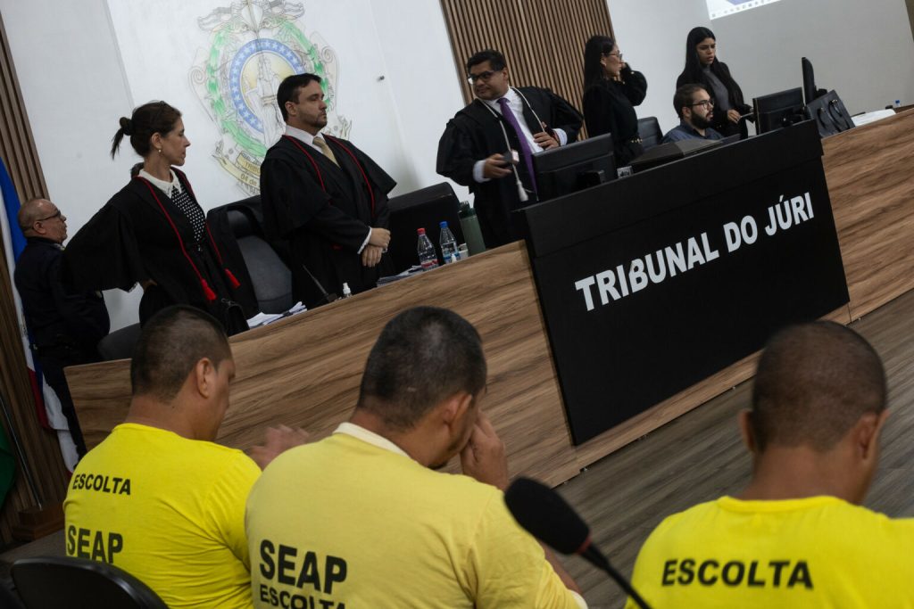 Fachada do tribunal do júri durante o julgamento dos acusados pelo massacre na cadeia pública de manaus