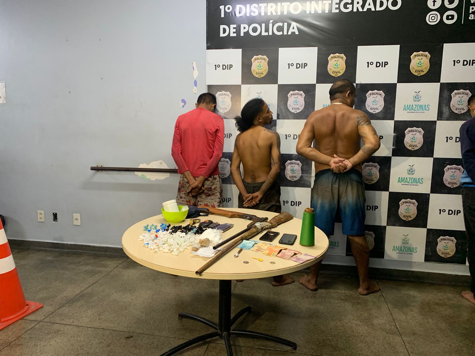 Policiais militares realizam apreensão de drogas e armas no Porto de Manaus durante operação policial noturna no Centro.