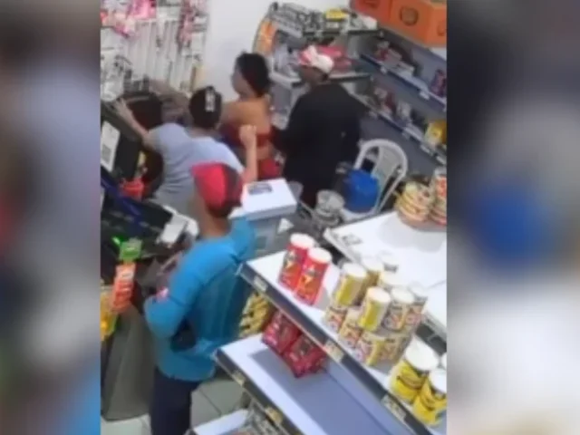 Câmeras de segurança registram assalto violento a comércio no bairro Novo Aleixo em Manaus.