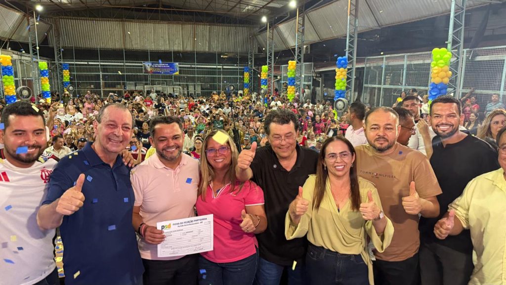 Deputado Ednailson Rozenha discursa em evento de filiação ao PSD em Manaus ao lado de lideranças políticas.