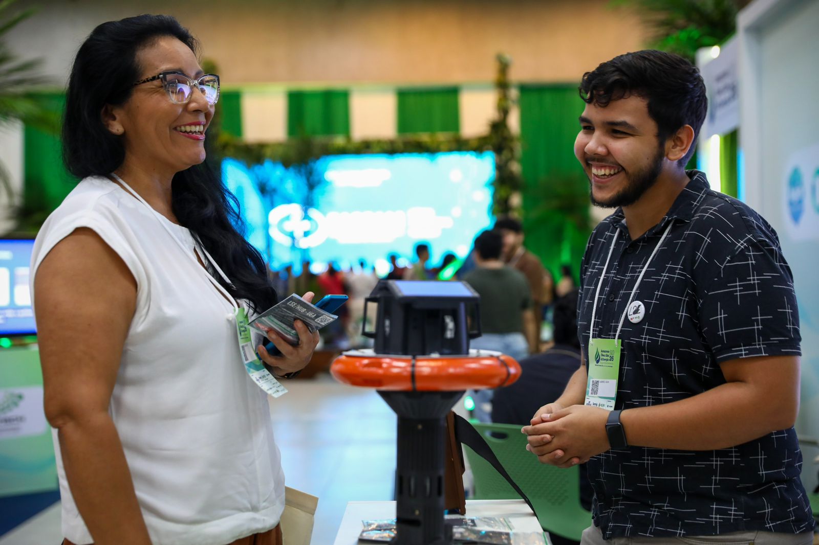 Estande da UEA no evento Amazonas Óleo Gás e Energia em Manaus apresentando projetos sustentáveis