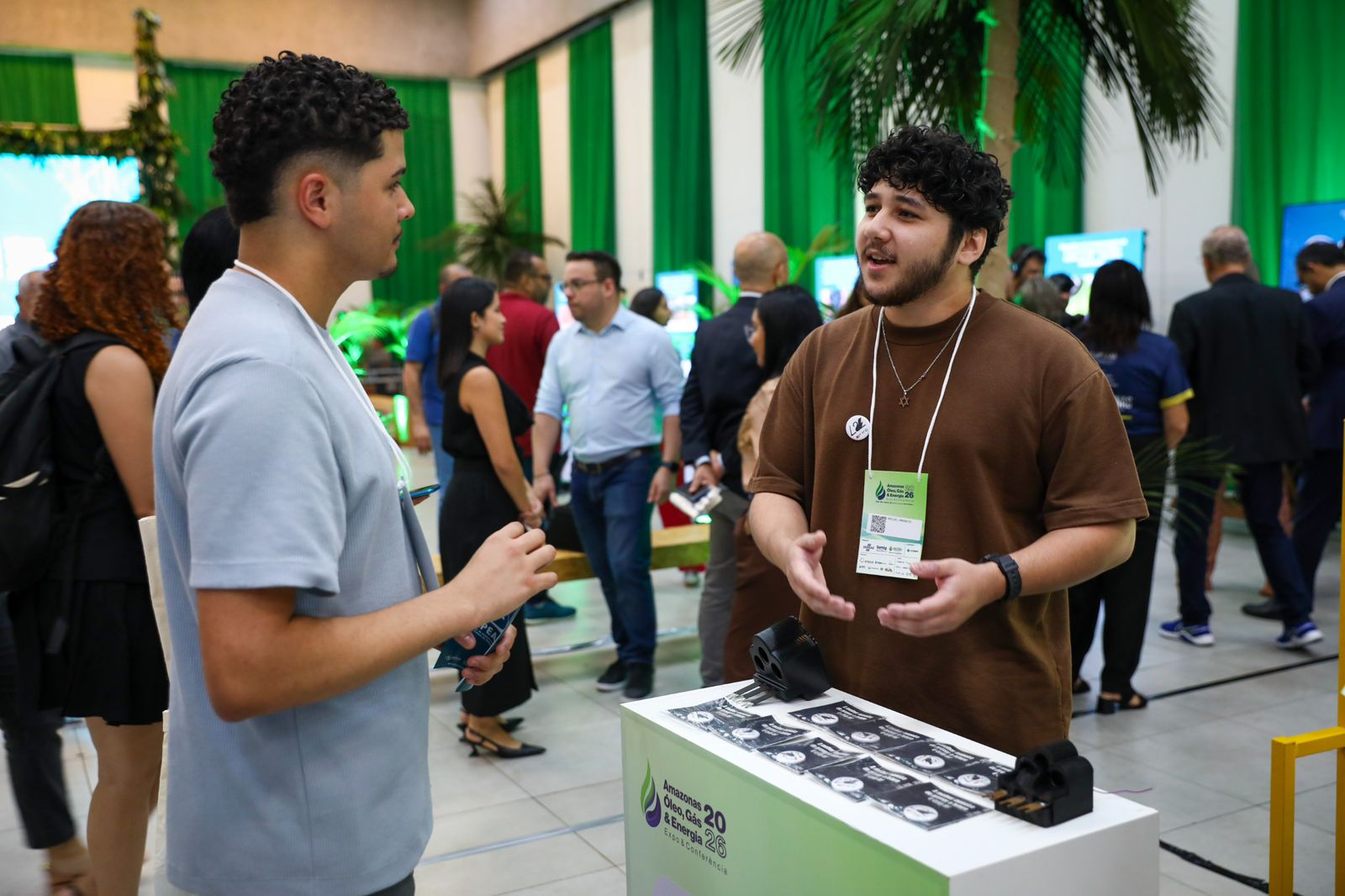 Estande da UEA no evento Amazonas Óleo Gás e Energia em Manaus apresentando projetos sustentáveis