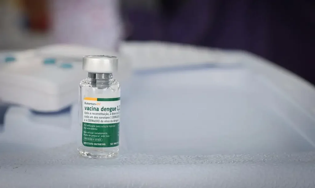 Profissional de saude aplicando vacina contra a dengue do Instituto Butantan em um paciente.