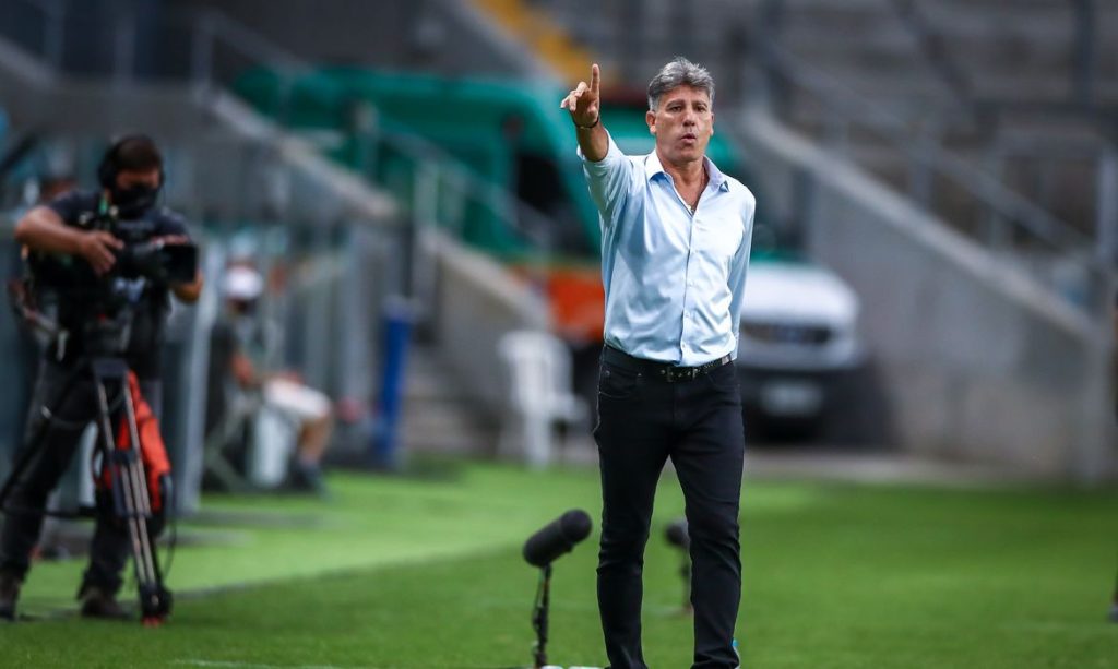 Treinador Renato Gaúcho durante atividade em campo de futebol.