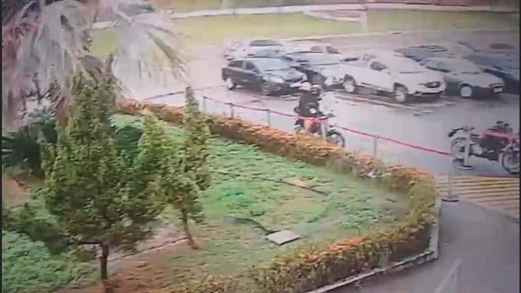 Cena de câmera de segurança mostrando o momento da colisão frontal entre dois carros no Distrito Industrial de Manaus.