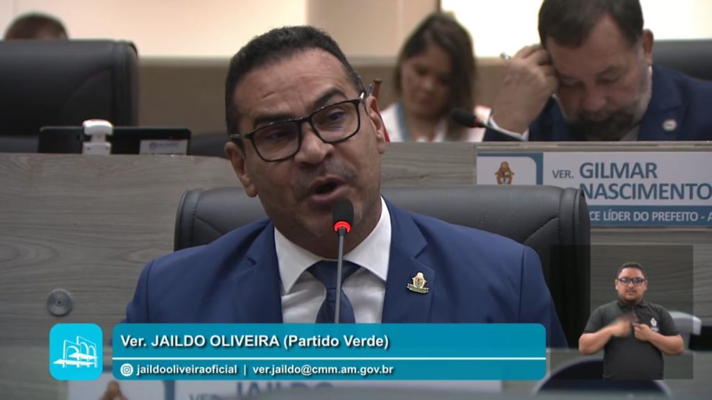 Vereador Jaildo Oliveira discursando no plenário da Câmara Municipal de Manaus sobre o pagamento dos rodoviários.