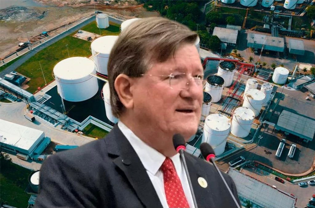 Vereador Zé Ricardo discursando na Câmara Municipal de Manaus sobre o preço dos combustíveis