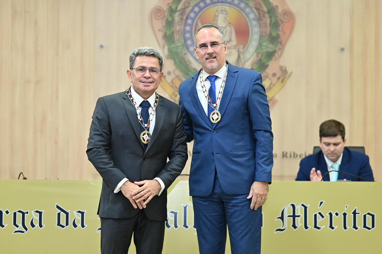 Vice-governador Tadeu de Souza recebe medalha em cerimônia da SEAP no Tribunal de Justiça do Amazonas.