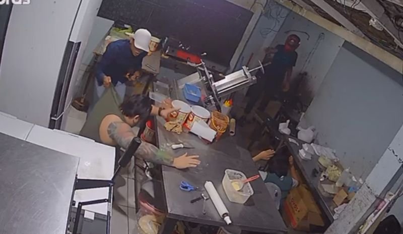 Câmeras de segurança registram momento em que criminosos armados rendem funcionários de lanchonete delivery no bairro Zumbi em Manaus
