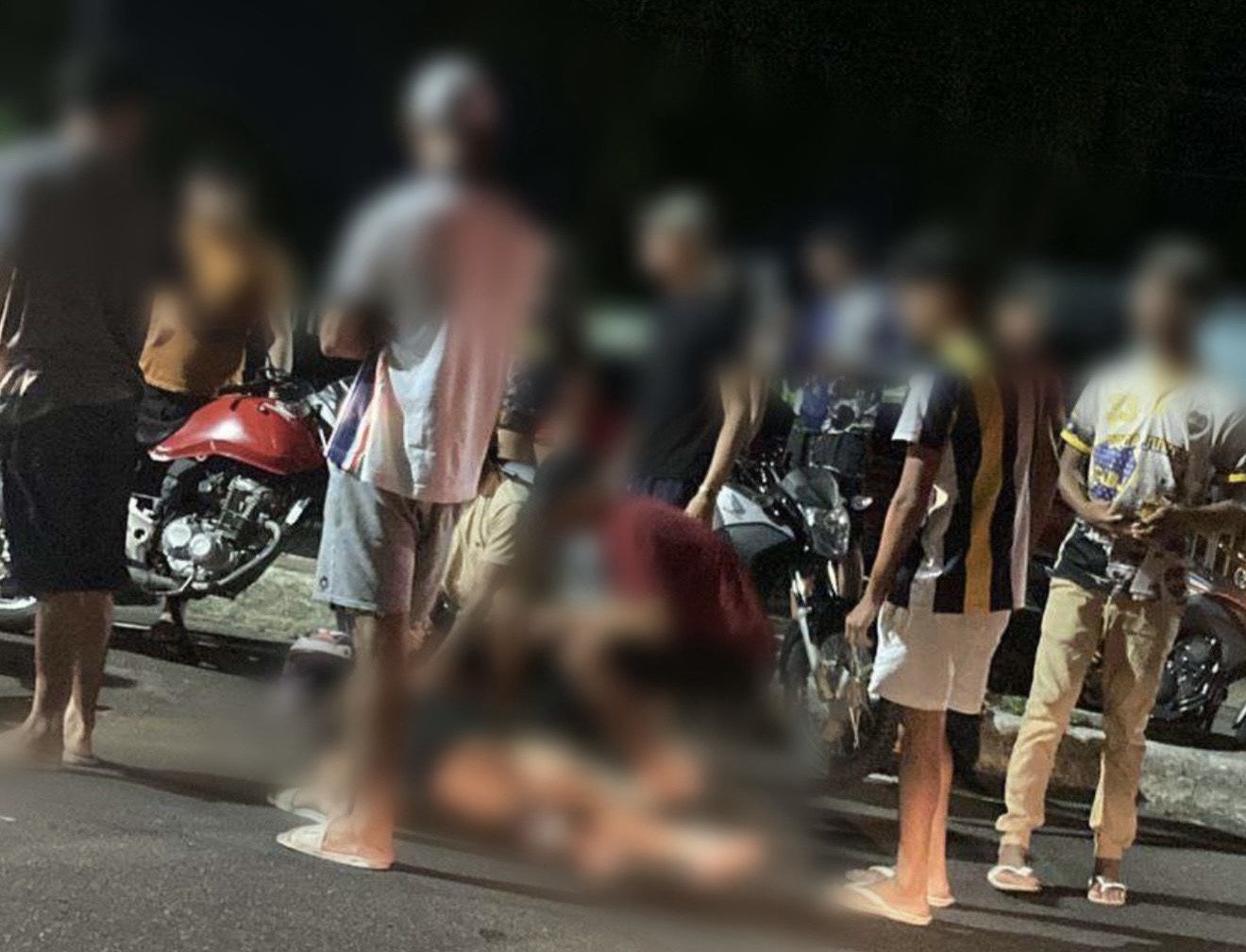 Captura de vídeo mostrando momento em que motociclista perde o controle em manobra proibida em Manaus.