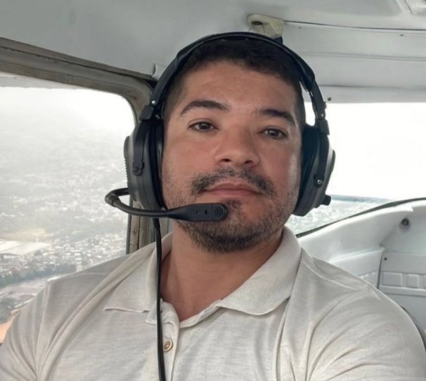 destroços de avião monomotor após queda no aeroclube de manaus com equipes de resgate ao fundo