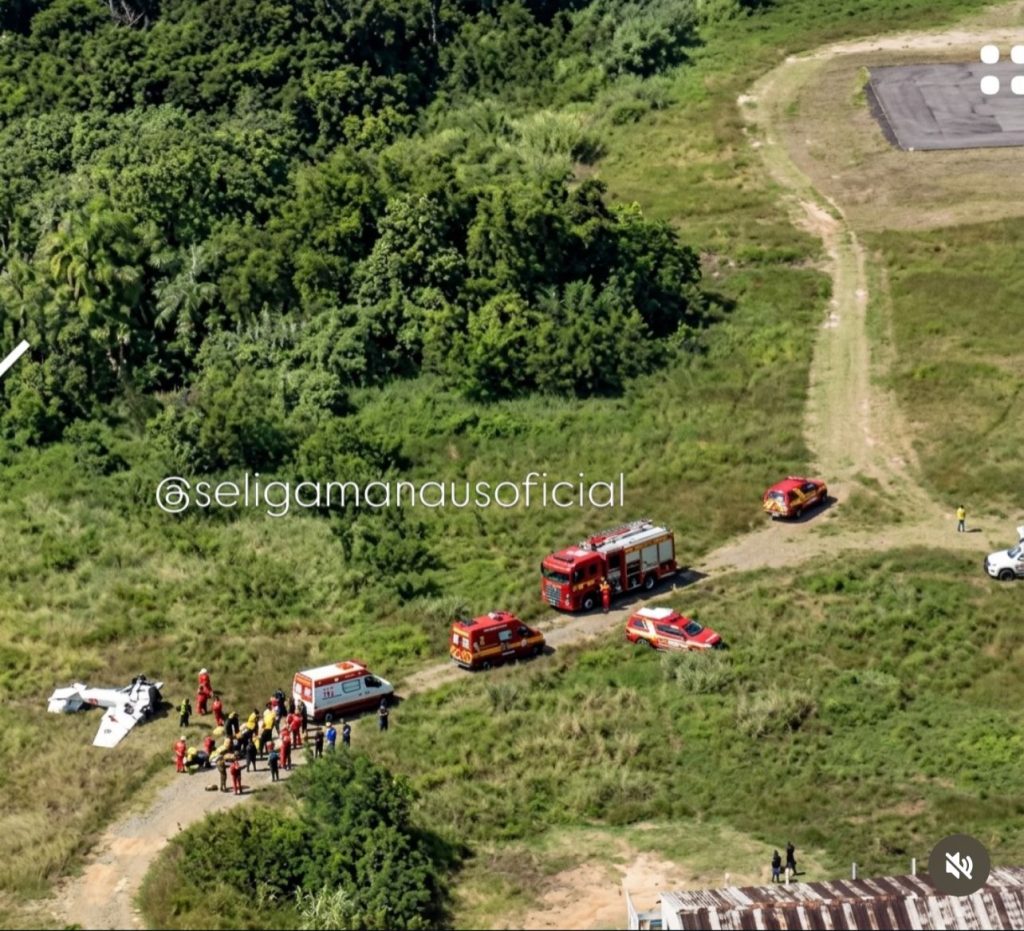 Bombeiros realizam resgate de vítimas em acidente de avião no Aeroclube de Manaus.