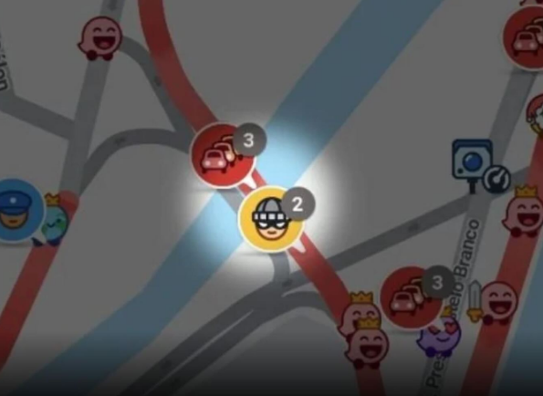 Interface do aplicativo Waze mostrando o ícone de ladrão utilizado para alertar sobre áreas com risco de assaltos.