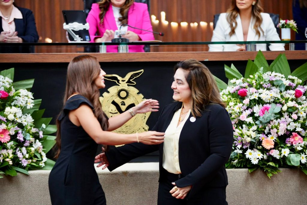 Maria do Carmo Seffair recebe homenagem na Assembleia Legislativa do Amazonas.
