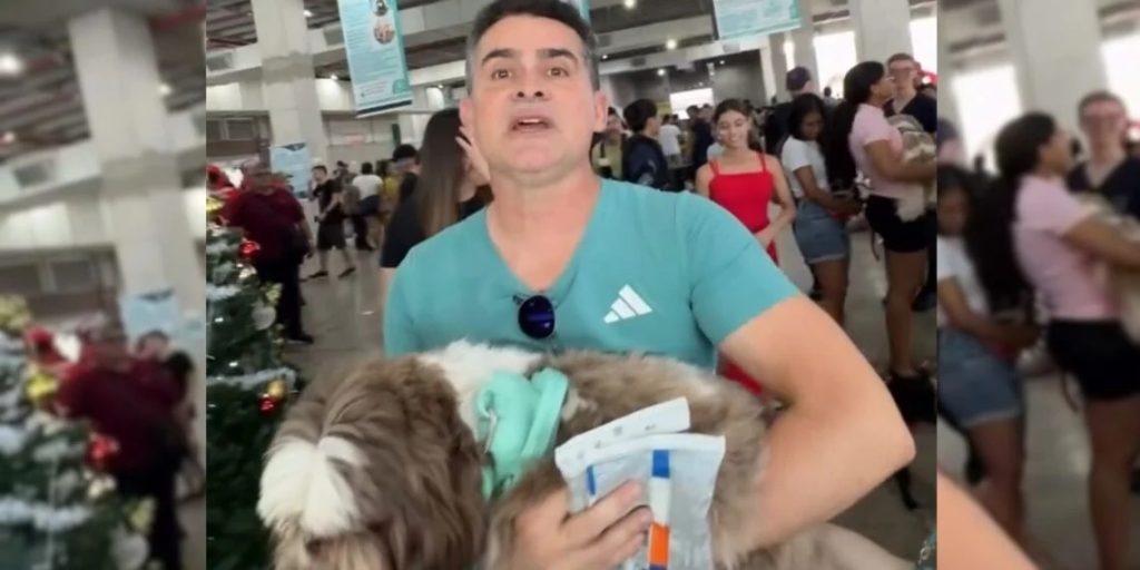 Vereador Aldenor Lima em sessão na Câmara Municipal de Manaus sobre projeto de distribuição de ração para cães e gatos.