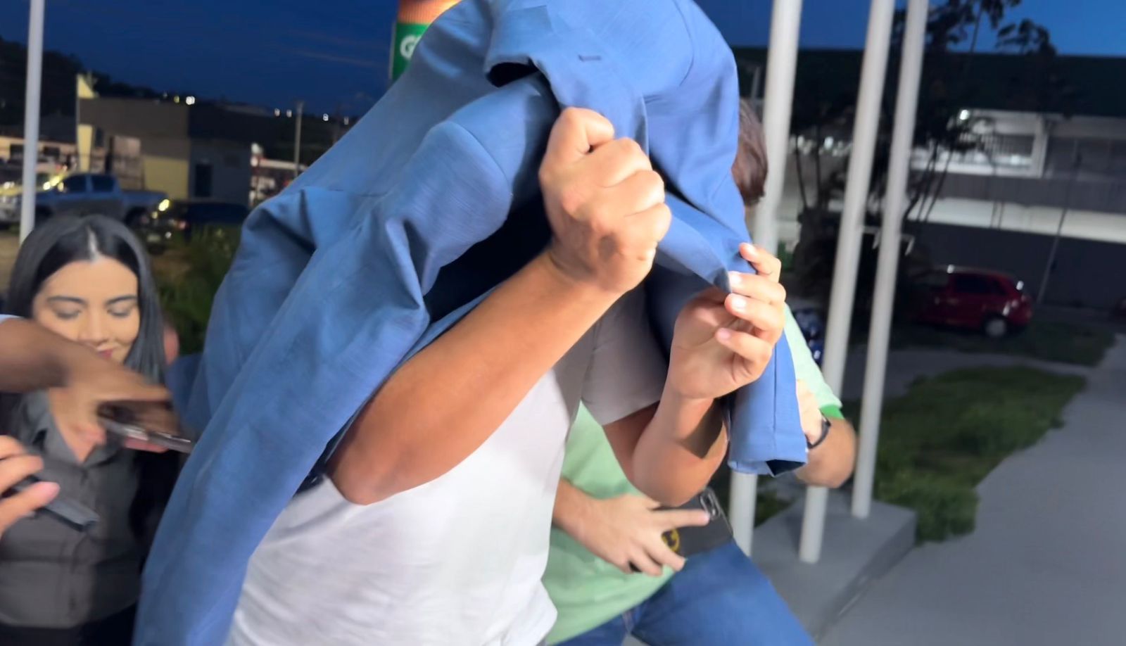 Piloto da lancha que naufragou em Manaus se apresentando na delegacia especializada em homicidios e sequestros