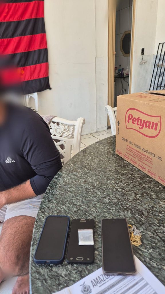 Delegada da Polícia Civil do Amazonas apresenta detalhes sobre a prisão de um homem suspeito de aplicar golpe financeiro em idosa.