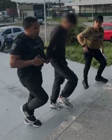 fachada da delegacia especializada em homicídios e sequestros dehs em manaus com viatura policial estacionada