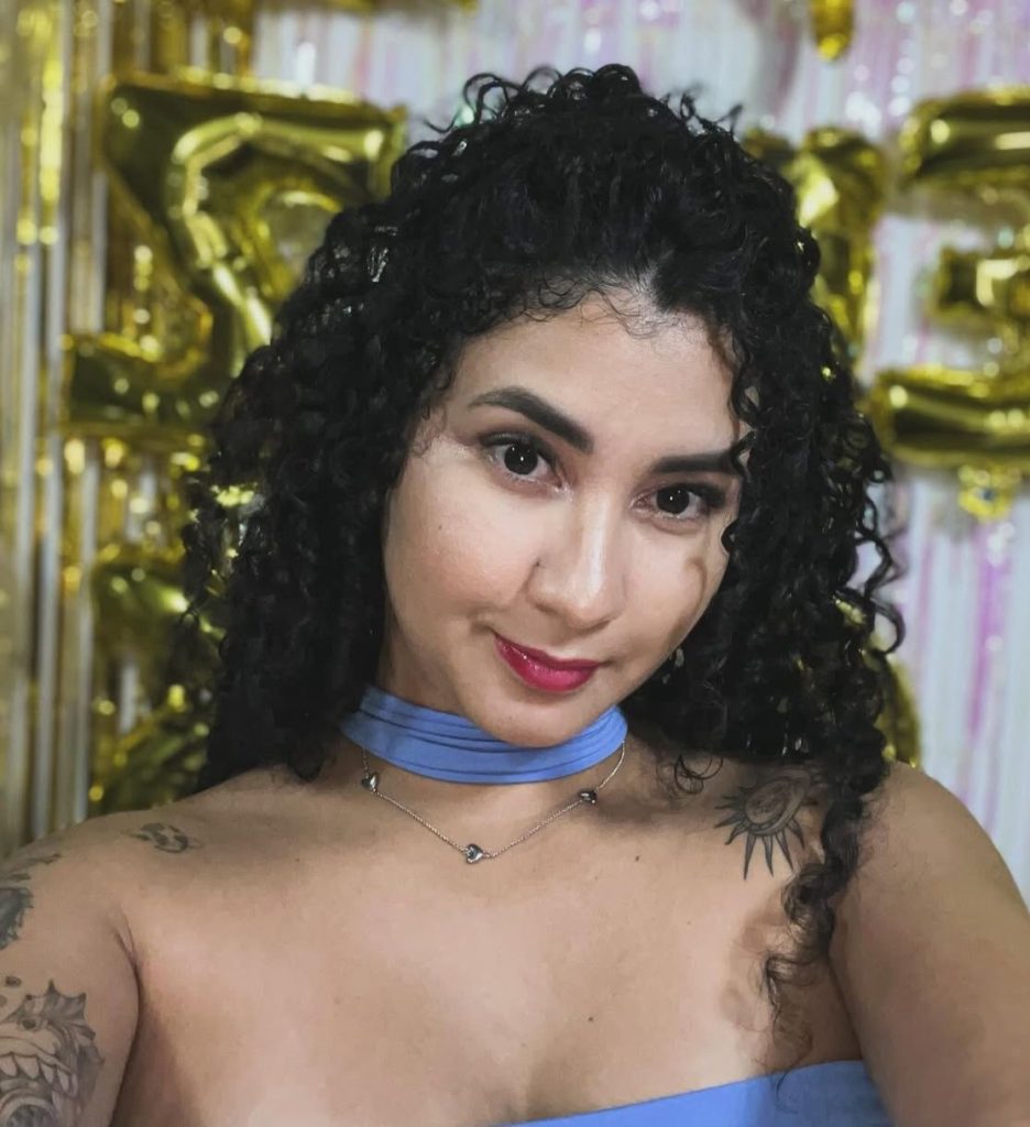 Mae sendo amparada por policial no local de acidente fatal na Avenida Darcy Vargas em Manaus