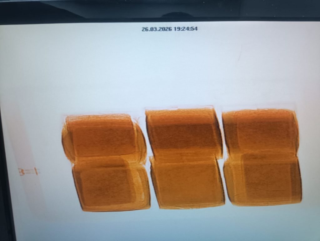 Agentes da Receita Federal inspecionam carga de polpa de açaí contendo tabletes de skunk no Aeroporto Internacional de Manaus.