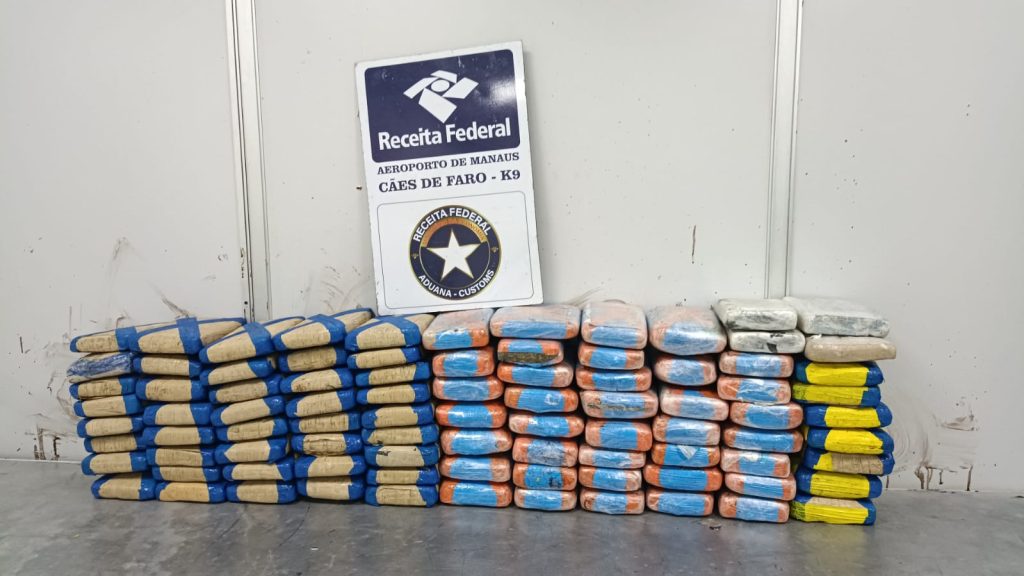 Agentes da Receita Federal inspecionam carga de polpa de açaí contendo tabletes de skunk no Aeroporto Internacional de Manaus.