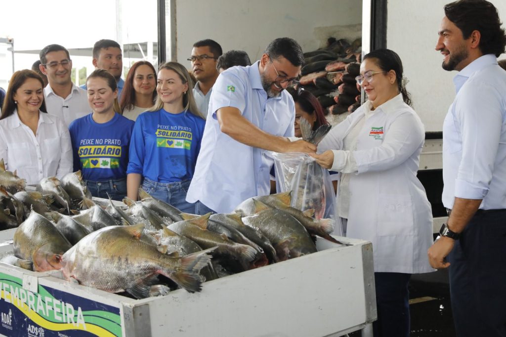 Governador Wilson Lima realiza entrega de peixes para a população durante o programa Peixe no Prato Solidário no Amazonas