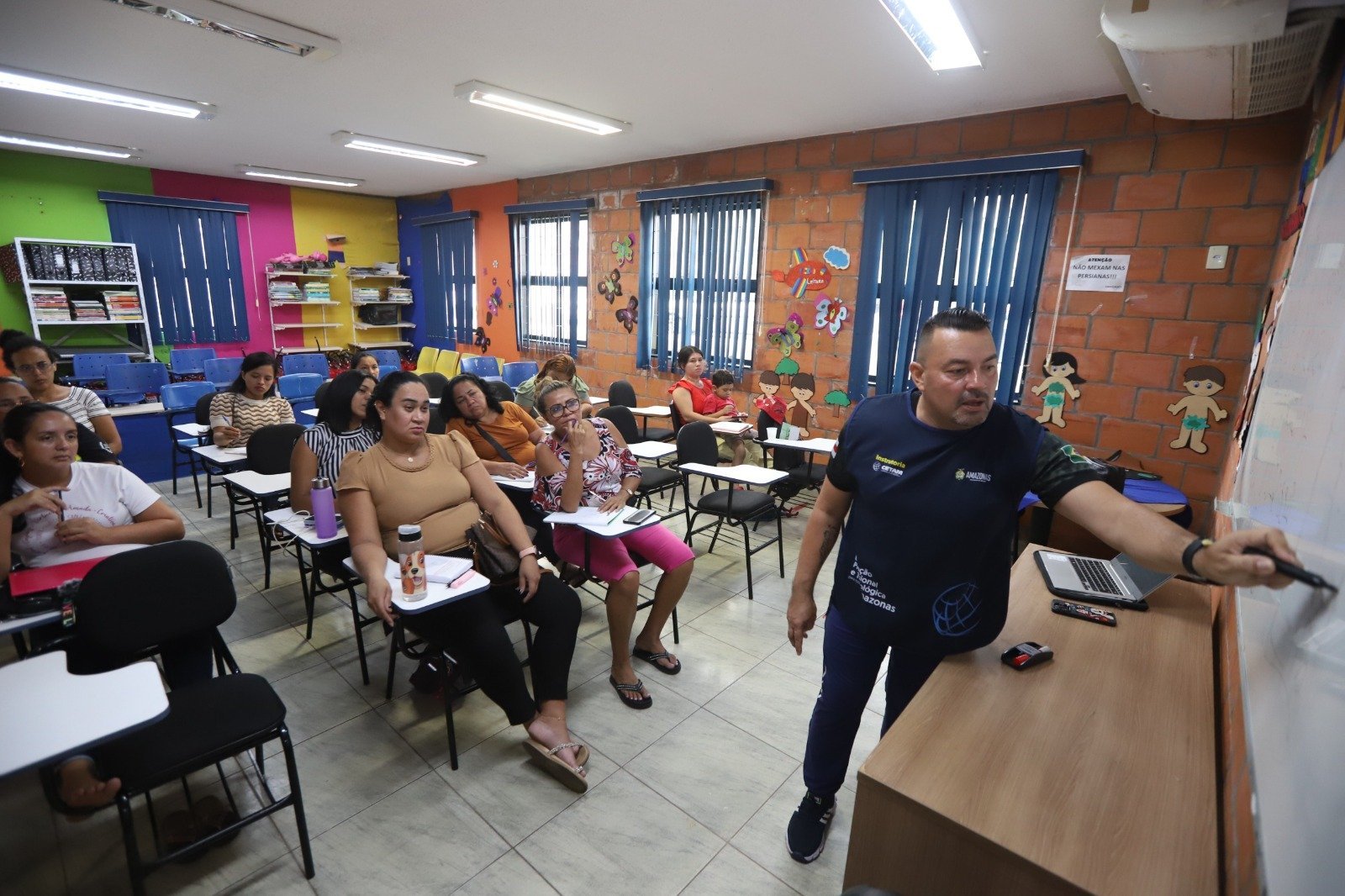Estudantes em sala de aula participando de curso de capacitação profissional em Manaus