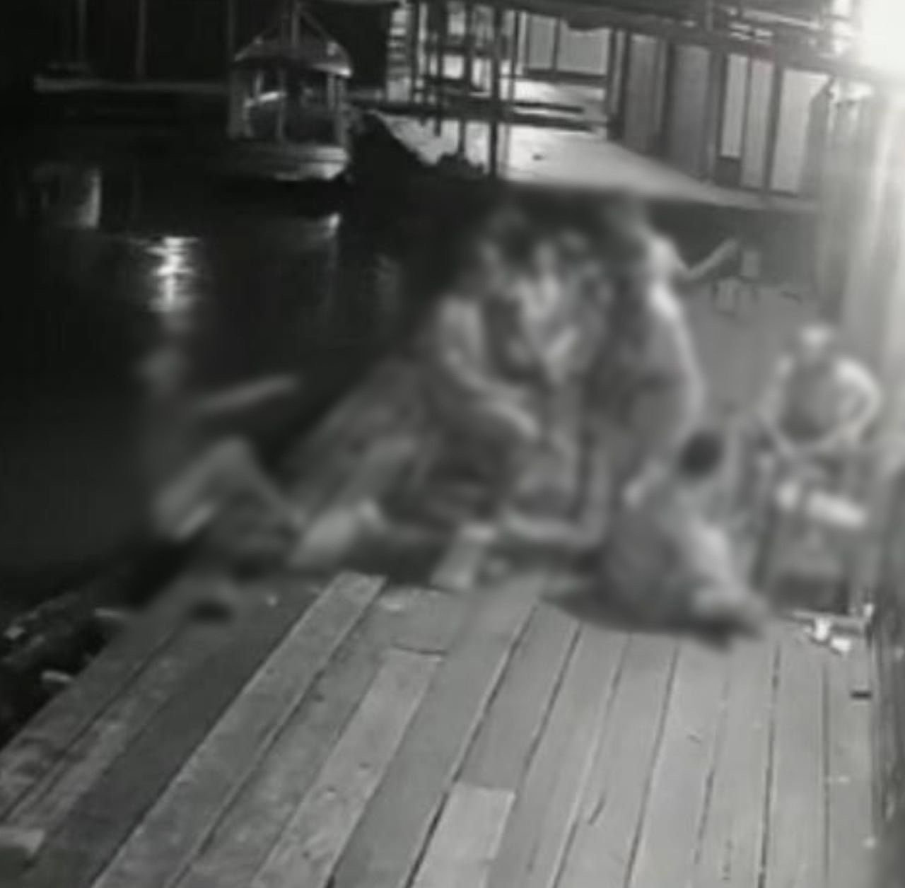 Policial civil conduzindo preso suspeito de homicidio ocorrido em flutuante de Manacapuru