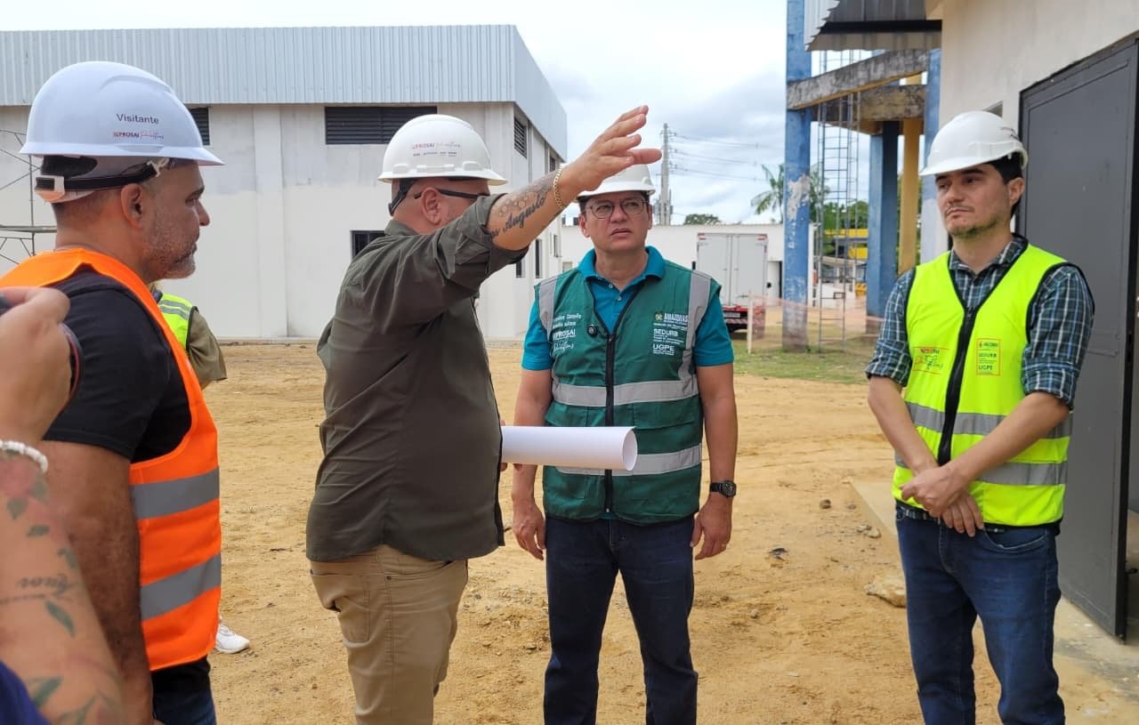 Centro de Reservação e Distribuição de água em Parintins durante obras do programa Prosai