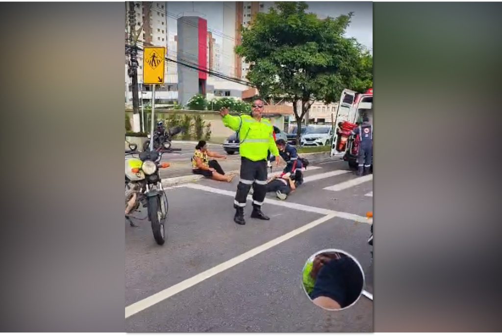 Atendimento do Samu a vítimas de acidente de trânsito na avenida Efigênio Salles em Manaus