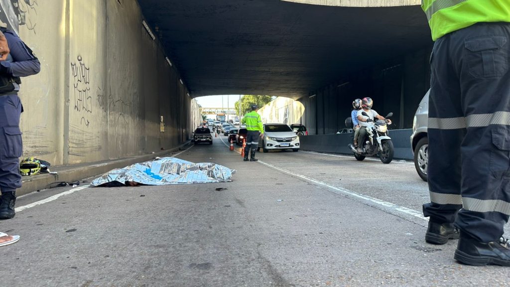 Local de acidente fatal envolvendo motocicleta na alça de viaduto da Avenida Darcy Vargas em Manaus.