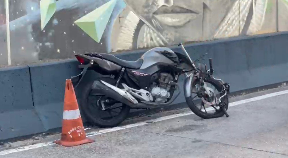 Local de acidente fatal envolvendo motocicleta na alça de viaduto da Avenida Darcy Vargas em Manaus.