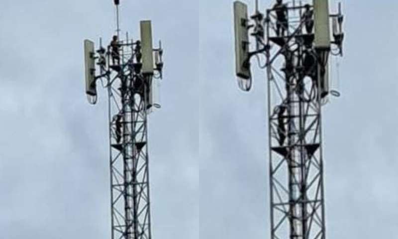 Crianças no topo de uma torre de telefonia em Maués Amazonas demonstrando situação de perigo