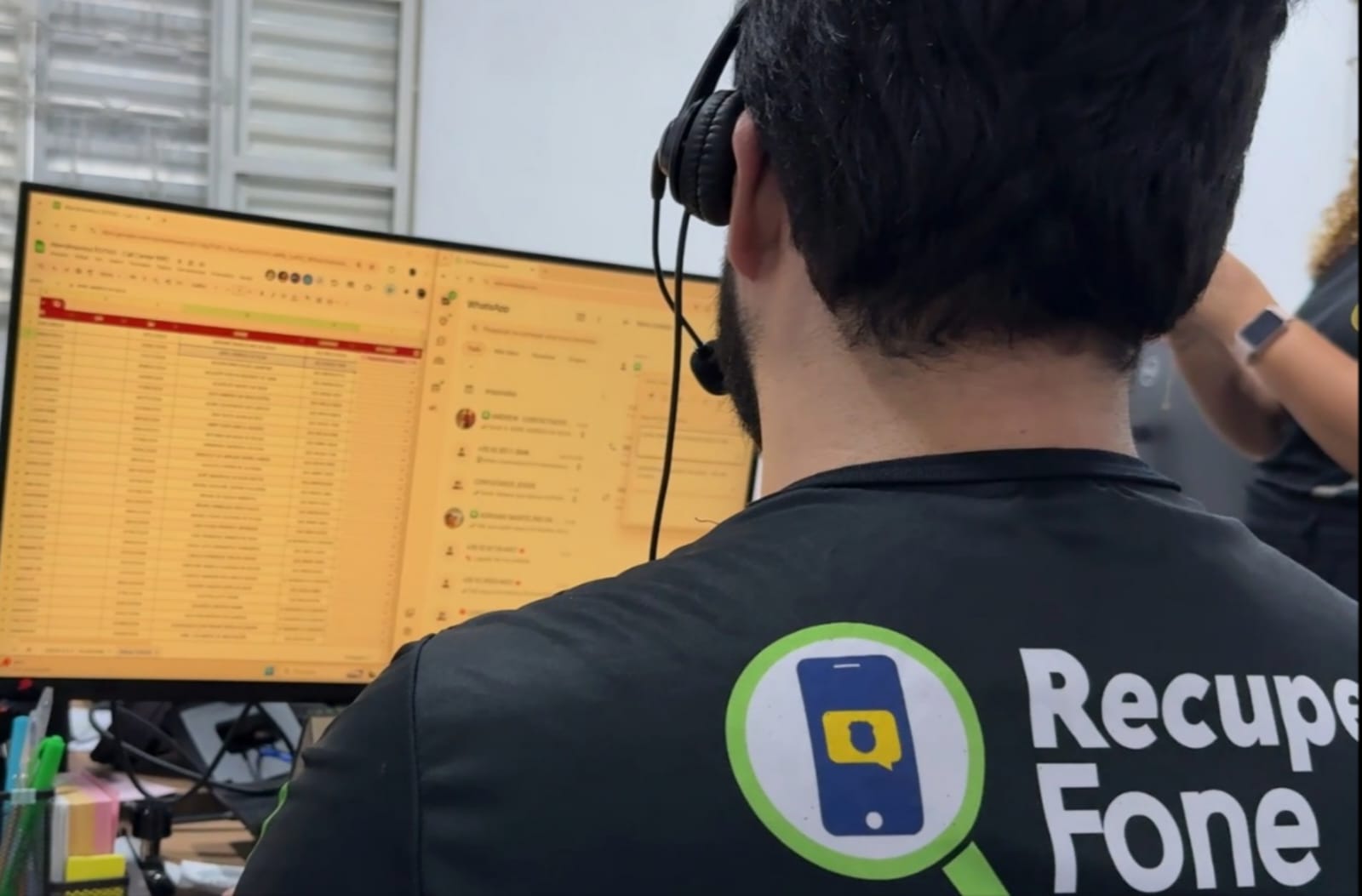 fachada do núcleo de investigação e recuperação de celulares da ssp am com placa do programa recuperafone